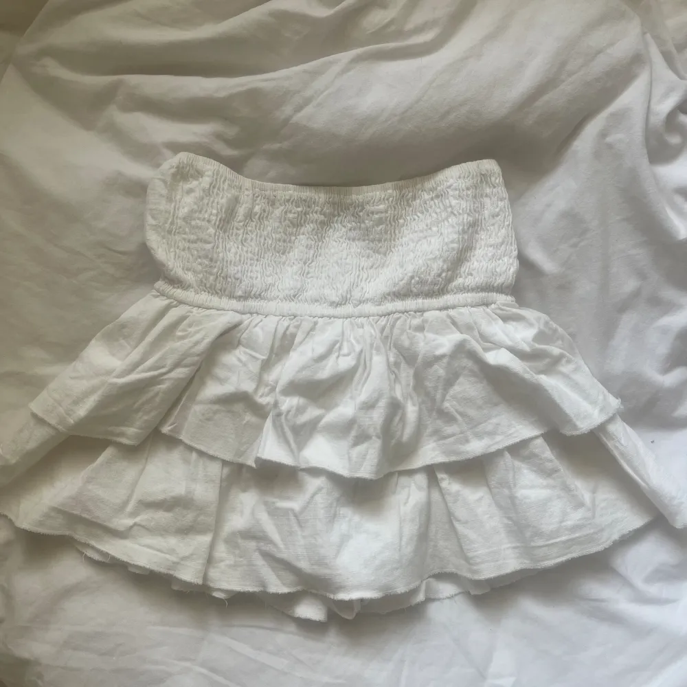 Vit mini kjol från Meet me there, köpt förra året men knappt använd så nyskick!💗Nypris är runt 500. Kjolar.