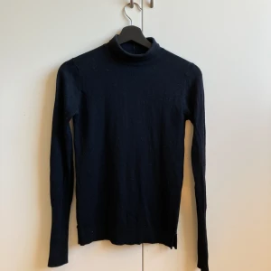 Tight polotröja - Tight polo tröja från Zara i bra skick! Är köpt secondhand från Sellpy men är ej använd pga den var för liten.. :( Det stpr att den är S men skulle nog säga att den är xs iaf i ärmarna och halsen.