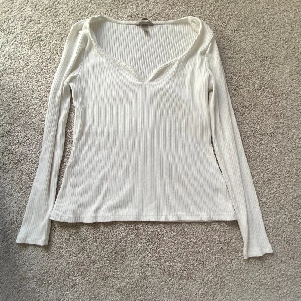En vit långärmad tröja i tunt & ribbat material💞 Super fin till sommaren. Från HM och i storlek M🤍 Använd cirka 2/3 gånger. Tröjor & Koftor.