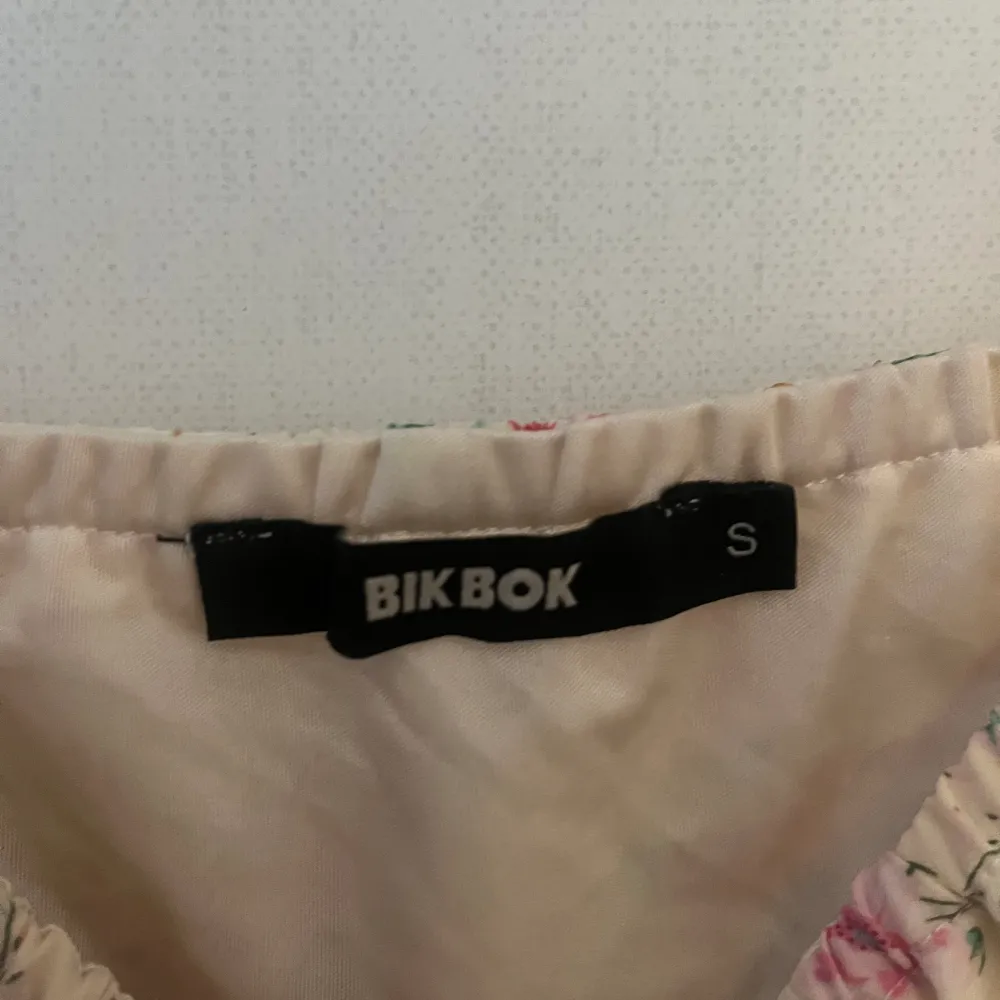 Säljer blommig fin sommarklänning, använd men i gott skick!. Mekot.
