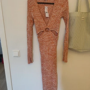 Orange Klänning gina tricot - Säljer en orange klänning från gina tricot! Lappen är kvar och den är ej använd