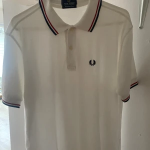 Fred perry piké - Säljer nu en i princip helt oanvänd fred perry piké då den enbart samlar damm. Det är storlek M och passar er som har M eller eventuellt L. Hör av er vid fler funderingar:))