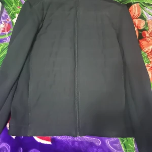 Tunnjacka  - Hej, säljer min tunna jacka från zara den är så gott som ny och är Storleken M men kan passa S, den är i färgen mörkblå och har inga skador eller liknade.