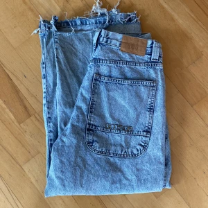Baggy BDG Urban Outfitters Jeans Ljusblå - W:30 L:30. Baggy jeans ljusblå lite slitna längst ner. Skeater still. 
