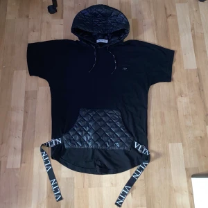 Valentino tshirt - Valentino tshirt i nyskick. Köparen står för frakt