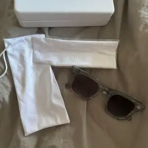Säljer dessa chimi solglasögon i modellen 04. Köptes online på chimis hemsida i början av sommaren förra året, men de har använts fåtal gånger, så de är i väldigt bra skick. Bara att höra av sig vid frågor! Nypris 1300