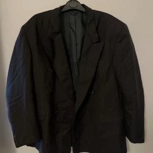 Kavaj - Svart kavaj, typ strl M/L