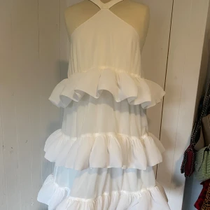 Studentklänning ByMalina SAMPLE - Sample klänning från ByMalina bridalkollektion. Aldeig använd, endast provad. Lite sminkfläckar vid halsen men tvättas enkelt bort med galltvål. Finns enbart en av denna klänning och är av superfin kvalitet. Passar en M/38 och sitter jättefint på!