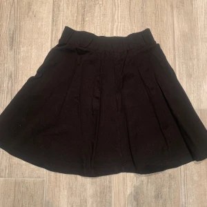 Svart kjol - Aldrig använd och perfekt inför sommaren! I storlek 158/164 men sitter som en xs💞