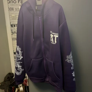 Zip hoodie, y2k - Det är en large men passar bra i medium. Den är inte använd alls, från shein för 400kr men säljer den för 150kr. 