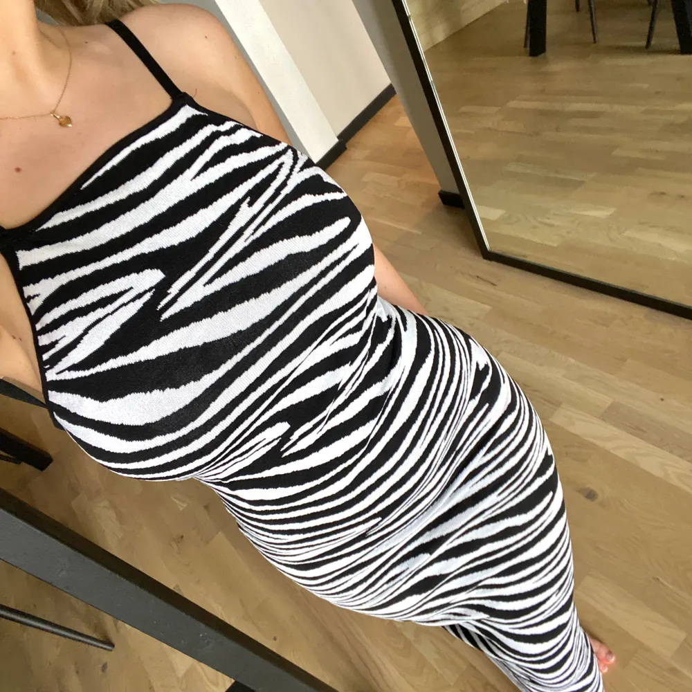 Säljer den här ur snygga klänningen i zebra print🦓 från na-kd, som inte kommer till användning!💕. Klänningar.
