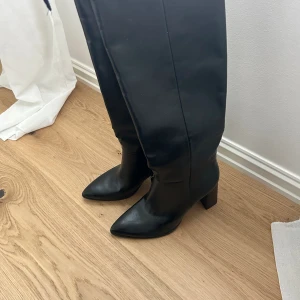 Höga boots  - Strl 40