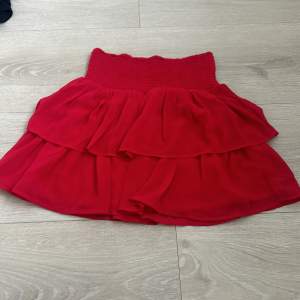 Röd kjol från Kappahl köptes för 2 årsedan vid jul 
