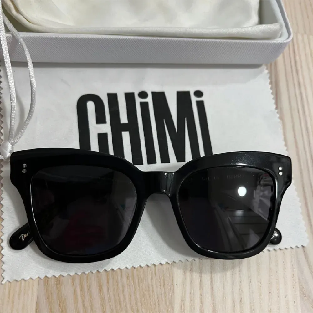 Chimi solglasögon i modell 005 färgen Berry❣️❣️❣️Fodlar medföljer. Accessoarer.