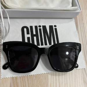 Chimi solglasögon i modell 005 färgen Berry❣️❣️❣️Fodlar medföljer