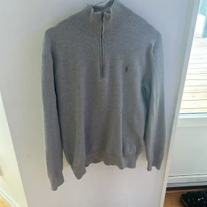 Polo Ralph Lauren half zip - Snygg och tunn Ralph Lauren halv zip perfekt nu till sommaren. Fin skick som ingen, missfärning eller liknande. Ny pris 2100 jag säljer för 750 . Hör av er om ni har frågor eller vill ha fler bilder 