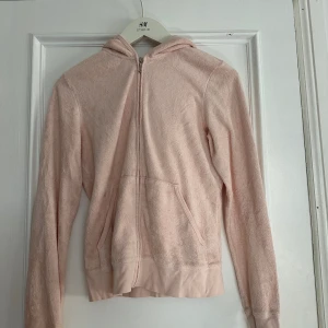 Juicy Couture tröja - En superfin tröja med dragkedja från Juicy Couture. I storlek L. Ljusrosa.