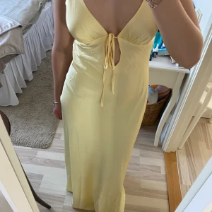 Gul långklänning - Så söt lång gul klänning med knytning i ryggen✨ passar perfekt till balen eller andra grejer! Den är ner till golvet på mig som är 169 cm och storlek 38/M men passar även 36/S🩷 jag har även en likadan men blå som jag säljer i min profil! Oanvänd