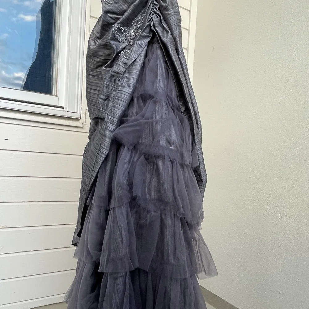 Säljer min jättefina grå/silvriga balklänning 🙏  Pris går att diskutera! 💕. Klänningar.