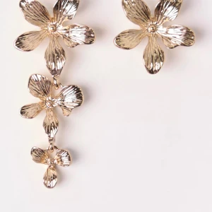 Blom örhängen  - Jätte fina Blom örhängen från glitter i guld. Linkar de från iaoku. Aldrig använt och de är slutsålda på hemsidan. Super snyggt till sommaren!