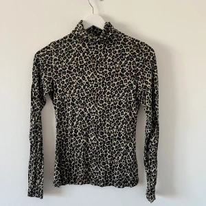 Tröja leopard - Leopardpolo med fin passform