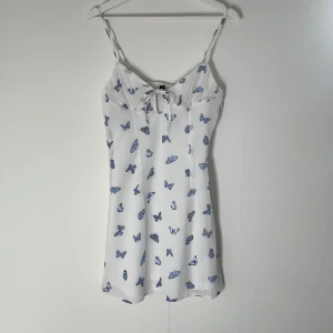 VIT KLÄNING LED BLÅ FJÄRILAR  - Nästan oandvänd  Inte genomskinlig då det är dubbelt tyg  Ganska kort  Lite insydd i midjan så man får jättefin form.