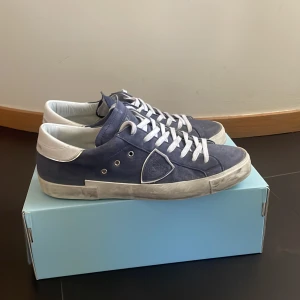 Philippe model mörkblå - INTRESSEKOLL på mina Philippe models skor. Använda sparsamt, 9/10 skick! Köpta för ca 4000. Självklart äkta🤝. All og ingår så som box, snörren och även Kvitto/orderbekräftelse finns✅ INGA BYTEN❌❌ Storlek 43. Hör av er vid intresse! Mvh Arresellout💙