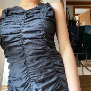 Snygg festlig topp från weekday - Festlig topp från weekday med etikett kvar, oanvänd då den inte passade. 