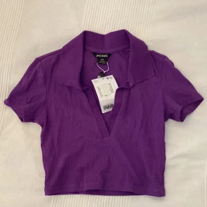 Cropped v-neck top - Cropped v-neck top that has never been worn. Original price was 150 kr