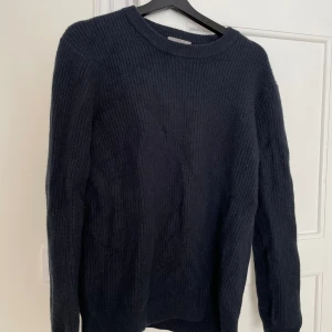 Len stickad tröja från Cos - Passar mer som en S