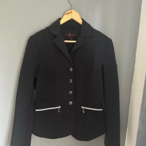 Tävlingskavaj - Säljer nu denna tävlingskavajen som jag aldrig använt, köptes för ca 750 kr och jag säljer för 300 kr💕storlek M men passar även för mig som har S