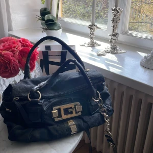 Guess väska - Säljer min guess väska som jag inte använder, väskan har andvänts flitigt, så förekommer vissa defekter så som slitna handtag och kanter på väskan
