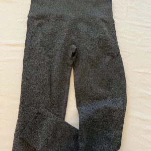Gråa tränings tights  - Gråa tränings tights i storlek M. Sitter fint och är strechiga. De har även scrunch där bak. Skulle nog passar även S. 😊