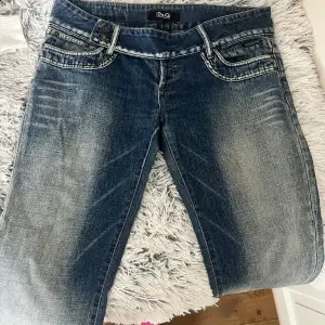 coola och unika low waist jeans från Dolce Gabbana. Strlk L/XL, alldeles för stora för mig och drf säljer jag 🩷