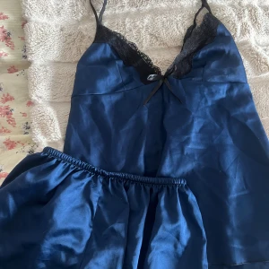 Jättegulligt pyjamas sett  - (Funderar) på att sälja detta jättegulliga pyjamas. Köpes på en marknad i Thailand så det har inget märke och minns inte vad den kostade.. använd cirka 2-3 gånger💞💞står inte storlek men jag gissar XS. TRYCK INTE PÅ KÖP NU innan ni kollat med mig💕💕