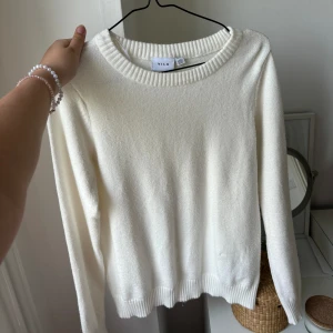 Stickad tröja  - Vit stickad tröja från Vila, använd 1 gång. Nypris 329kr