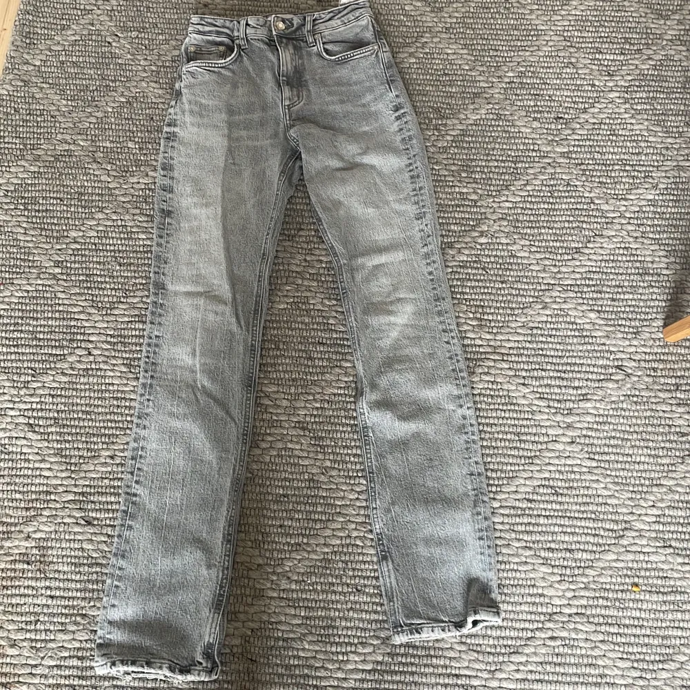 Hej, jag säljer nu mina jeans från Zara då dom inte kommer till användning längre. Dom är ljusgråa och har slits längst ner vid fötterna, dom är i väldigt bra skick. Dom är i storlek 32😊. Jeans & Byxor.