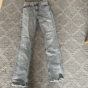 Zara jeans  - Hej, jag säljer nu mina jeans från Zara då dom inte kommer till användning längre. Dom är ljusgråa och har slits längst ner vid fötterna, dom är i väldigt bra skick. Dom är i storlek 32😊