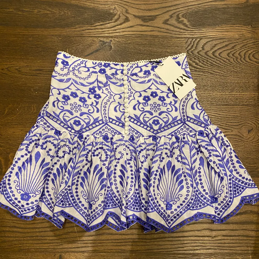 Så fin blå/vit mönstrad kjol från zara i storlek s. Så fin till sommaren☀️ ny med prislapp . Kjolar.