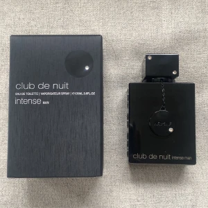 Club de nuit intense man - Parfym i nytt skick ca 103/105ml köpt på notino för 650. Kan även ta emot byten