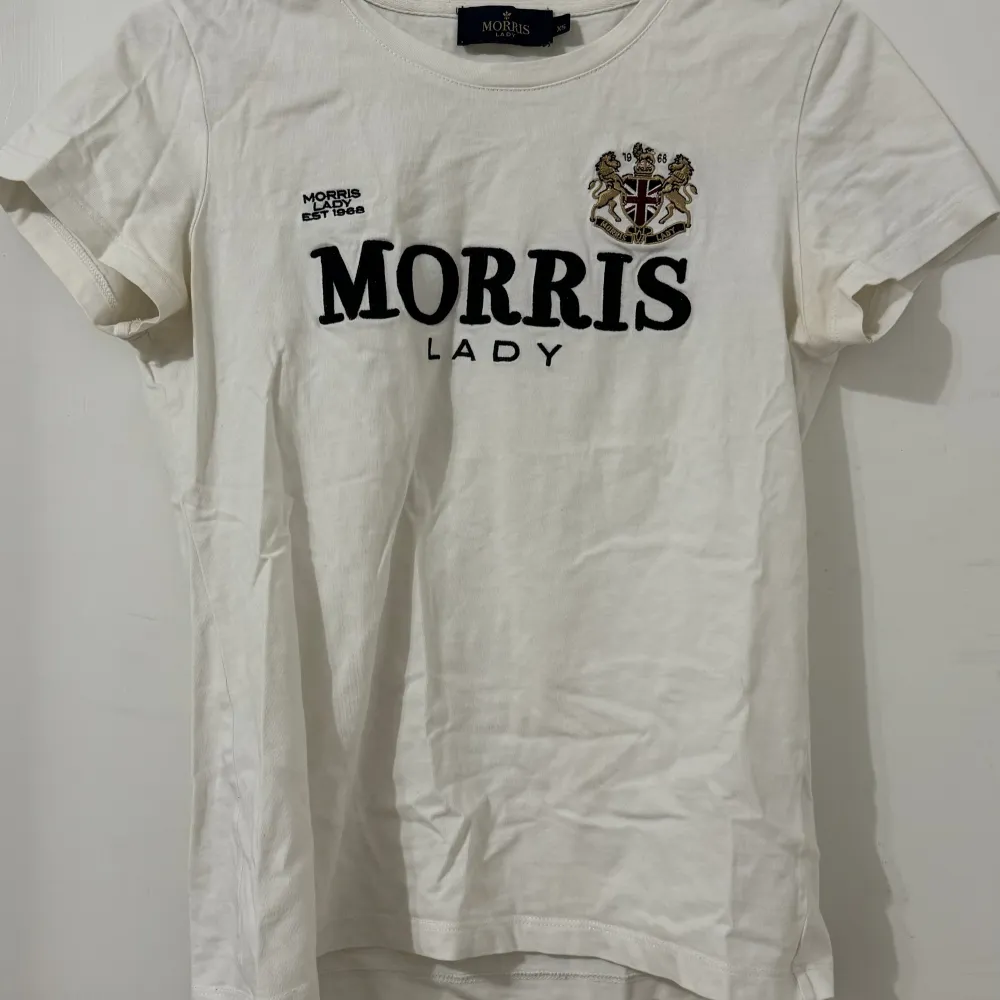 Vit enkel Morris T-shirt. Små fläckar. Men annars bra skick. T-shirts.