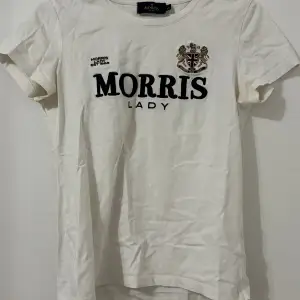 Vit enkel Morris T-shirt. Små fläckar. Men annars bra skick