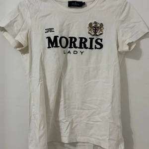 Morris T-shirt - Vit enkel Morris T-shirt. Små fläckar. Men annars bra skick