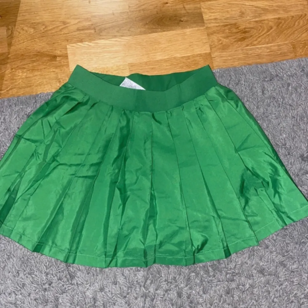 Grön tenniskjol från Gina Tricot i storlek s  Aldrig använd! Köparen står för frakt. Kjolar.