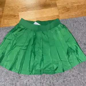 Grön tenniskjol från Gina Tricot i storlek s  Aldrig använd! Köparen står för frakt