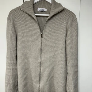 Fullzip från Ljung - Använd 2 ggr Storlek L Sitter fint runt axlar och byst Inga defekter alls Nypris 1400kr
