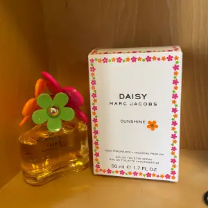 Luktar blommigt och sött, perfekt nu till sommaren☀️ den säljs inte längre eftersom den endast var en sommar version av en av deras standard parfymer Daisy EdT. Den är knappt använd. Kanske 2 gånger. 
