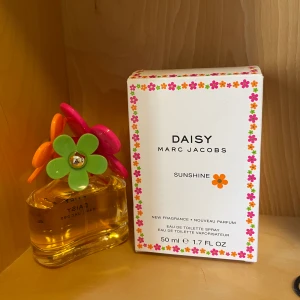 Daisy Marc Jacobs - Sunshine - Luktar blommigt och sött, perfekt nu till sommaren☀️ den säljs inte längre eftersom den endast var en sommar version av en av deras standard parfymer Daisy EdT. Den är knappt använd. Kanske 2 gånger. 