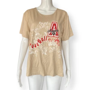 T-Shirt  - I fint skick. Storlek XXL. MÅTT: Axel till axel 46cm, armhåla till armhåla 56cm, ärmlängd 19cm & längd 68cm 