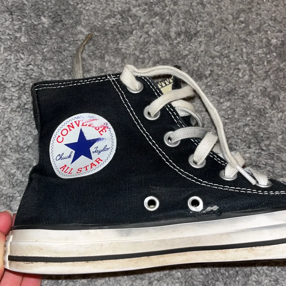 Säljer mina gamla converse eftersom jag inte använder dem längre🖤Har några slitningar (bilderna) men själv tycker jag inte att de syns så mkt🖤Annars är de bara lite smutsiga🫶nypris 800kr. Skor.